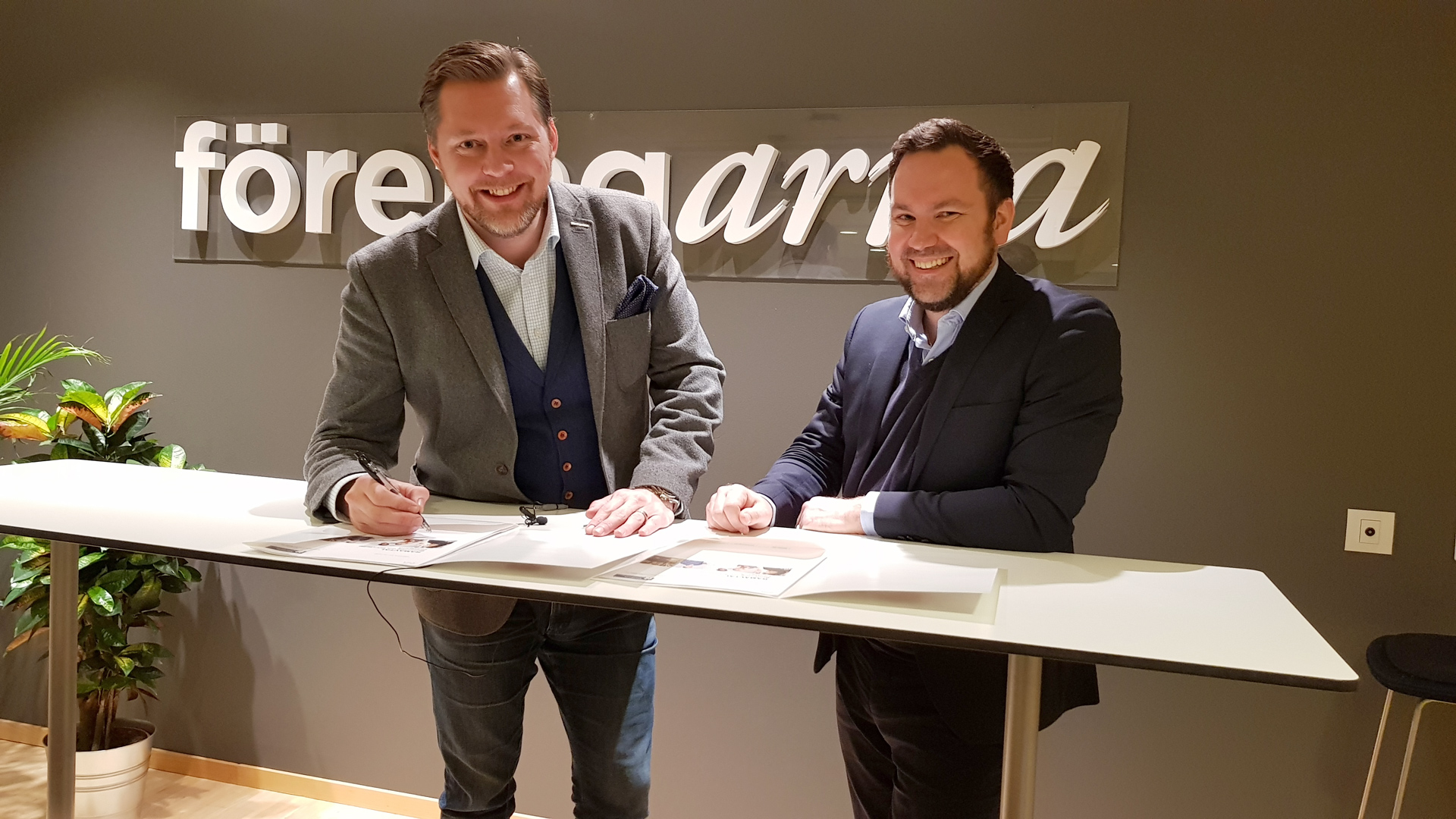 Günther Mårder, VD Företagarna och Tobias Lindfors, VD StudentConsulting skriver avtal